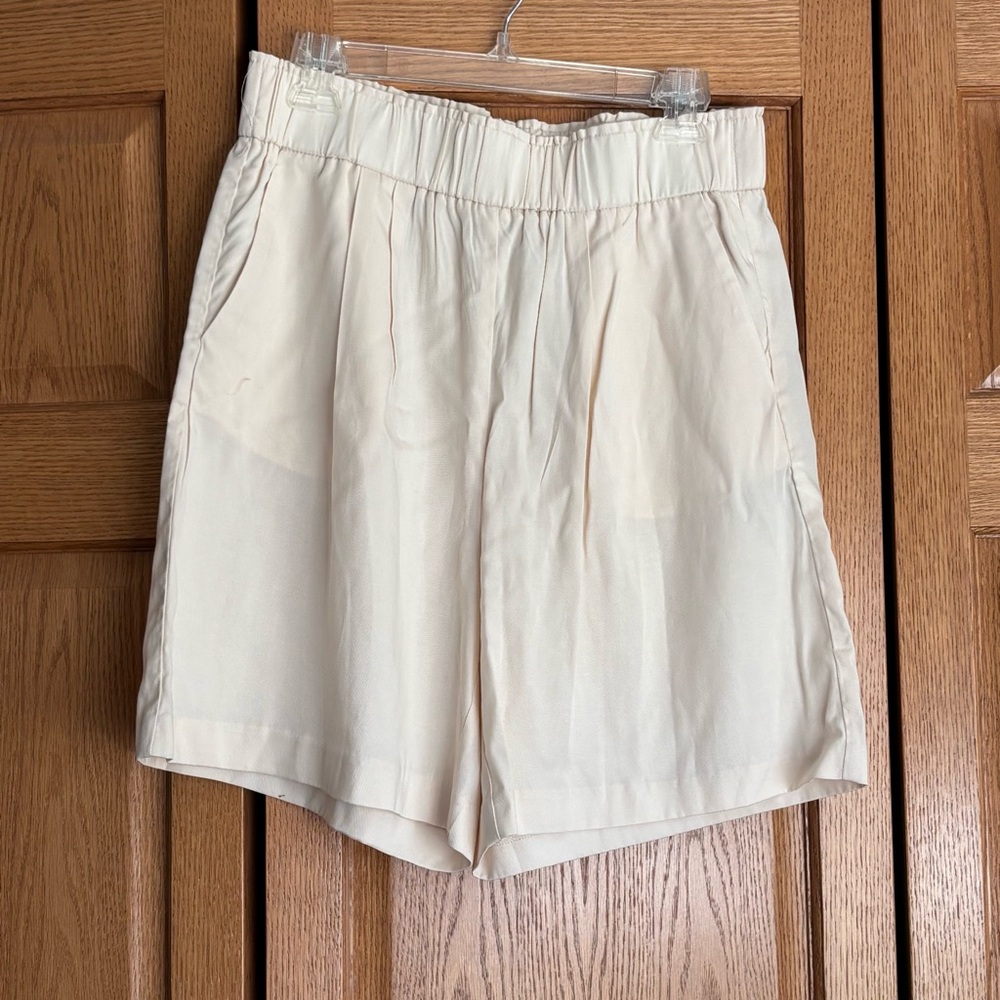 H&M Women's Cream High Waist Shorts M with pockets